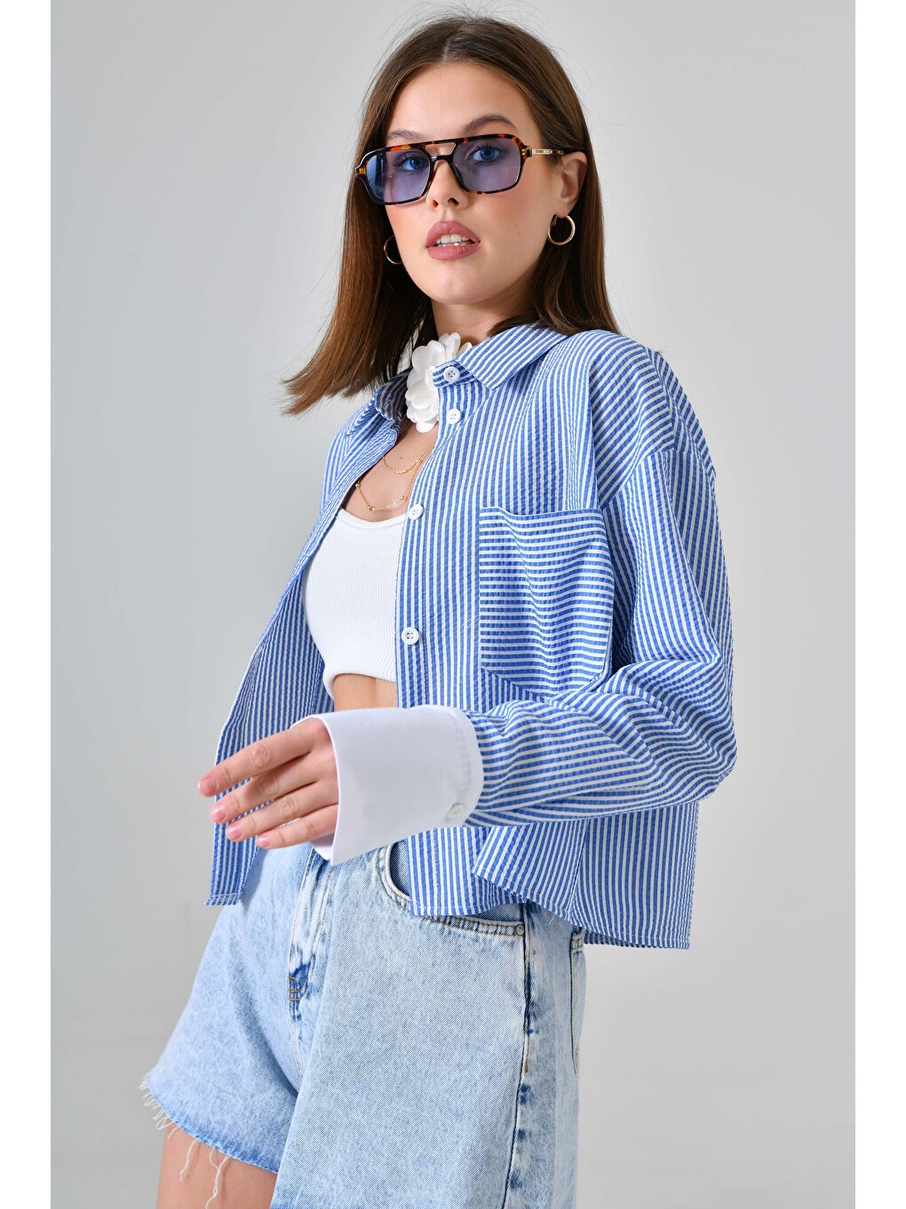 Mavi Kadın Çizgili Relax Fit Tek Cep Dokuma Crop Gömlek - Manşeti Beyaz