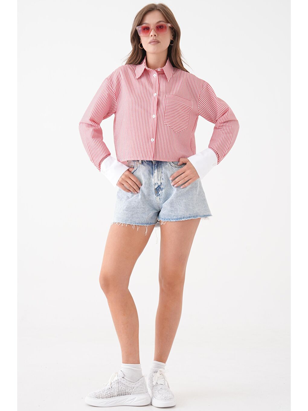 Kırmızı Kadın Çizgili Relax Fit Tek Cep Dokuma Crop Gömlek - Manşeti Beyaz-5