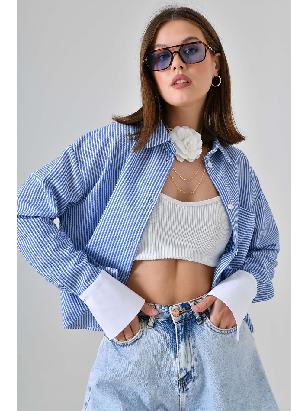 Mavi Kadın Çizgili Relax Fit Tek Cep Dokuma Crop Gömlek - Manşeti Beyaz-1