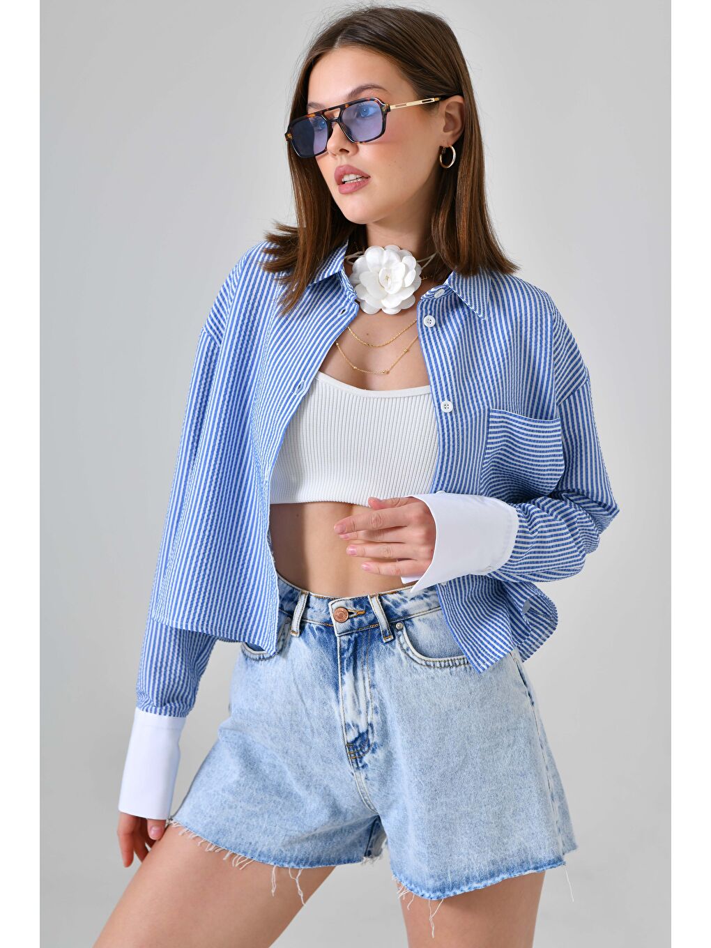 Mavi Kadın Çizgili Relax Fit Tek Cep Dokuma Crop Gömlek - Manşeti Beyaz-2