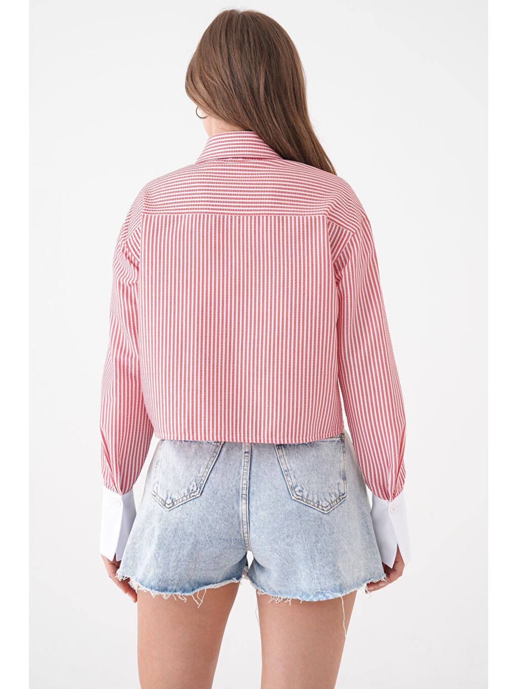 Kırmızı Kadın Çizgili Relax Fit Tek Cep Dokuma Crop Gömlek - Manşeti Beyaz-6