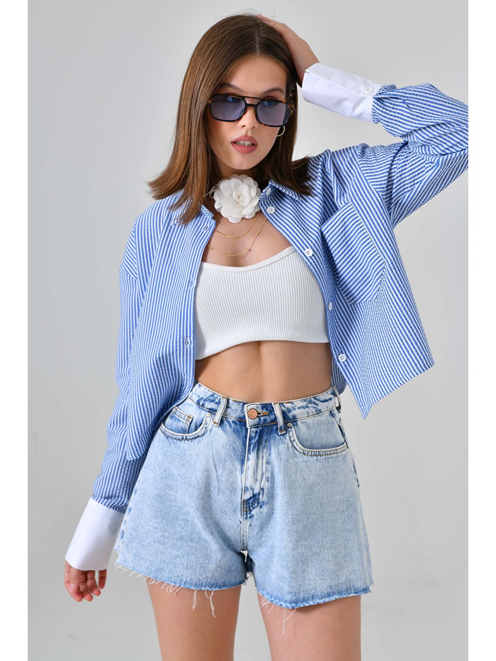 Mavi Kadın Çizgili Relax Fit Tek Cep Dokuma Crop Gömlek - Manşeti Beyaz-3