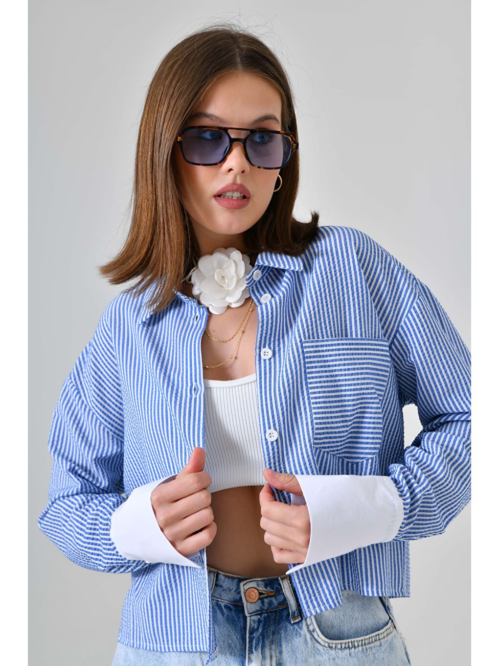 Mavi Kadın Çizgili Relax Fit Tek Cep Dokuma Crop Gömlek - Manşeti Beyaz-4