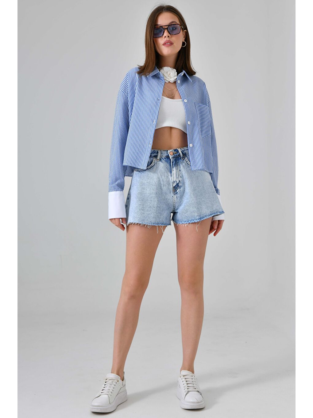 Mavi Kadın Çizgili Relax Fit Tek Cep Dokuma Crop Gömlek - Manşeti Beyaz-5