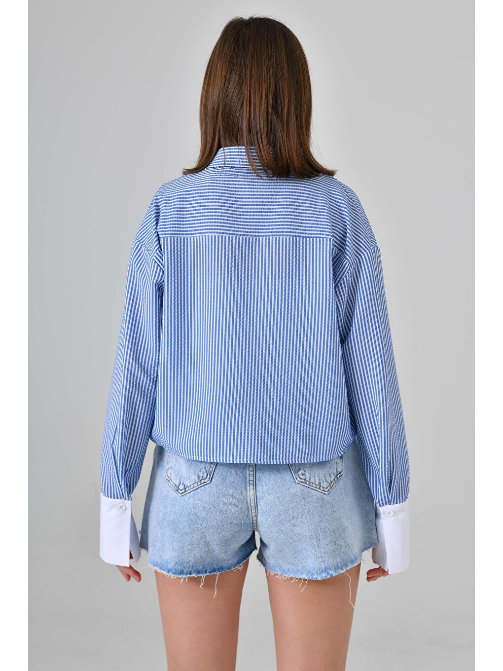 Mavi Kadın Çizgili Relax Fit Tek Cep Dokuma Crop Gömlek - Manşeti Beyaz-7