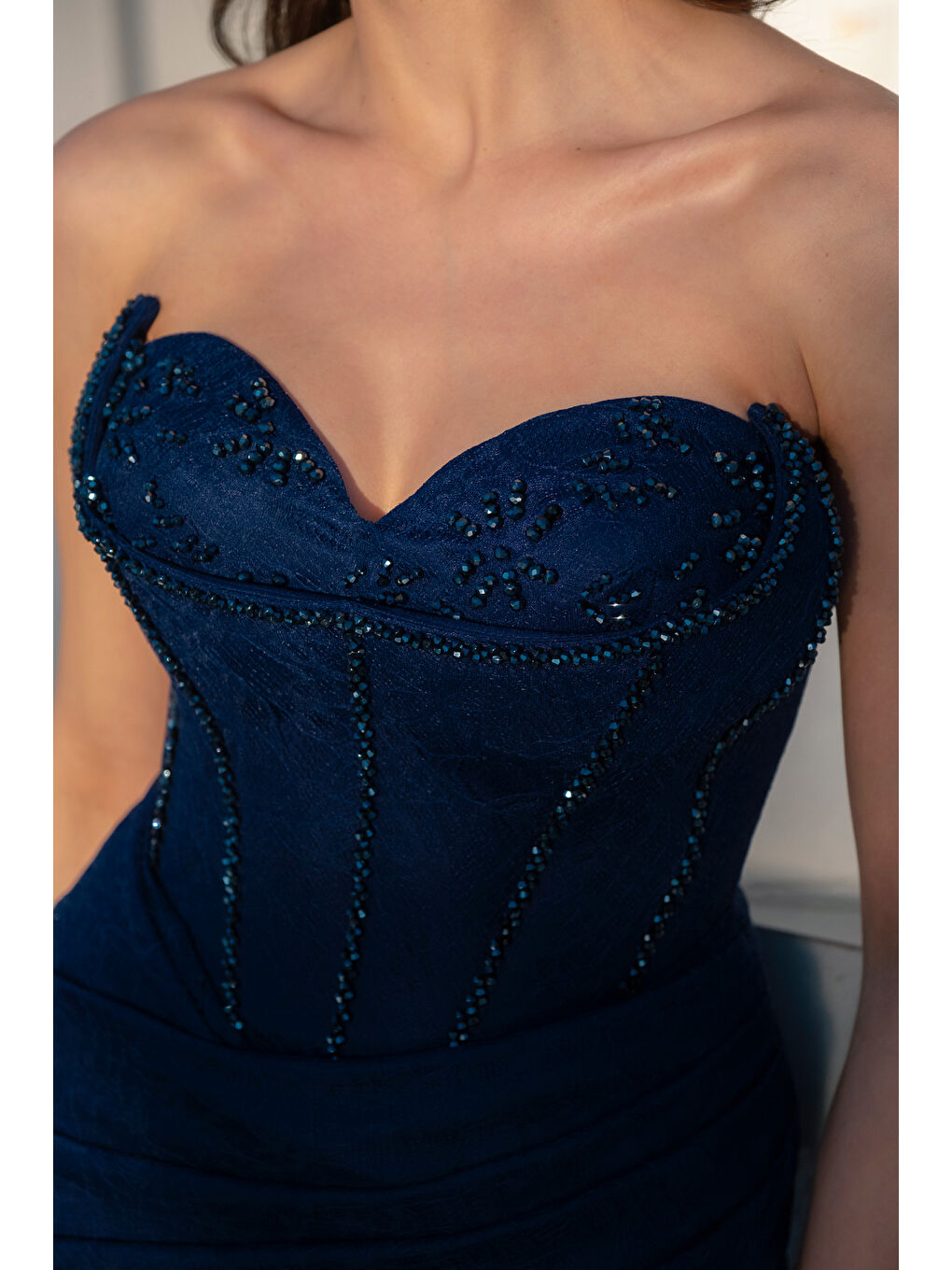 Kadın Lacivert Dar Kalıp Dantel Detay Straplez Yaka Uzun Abiye Elbise-4