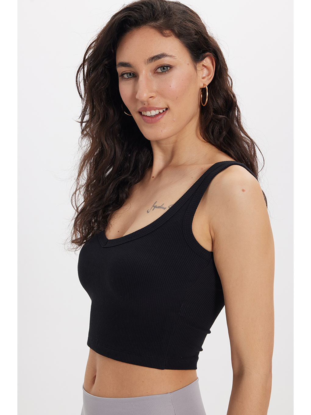 Kadın Slim Fit Dar Kesim Pamuklu Fitilli Kalın Askılı Basic Siyah Crop Atlet-4