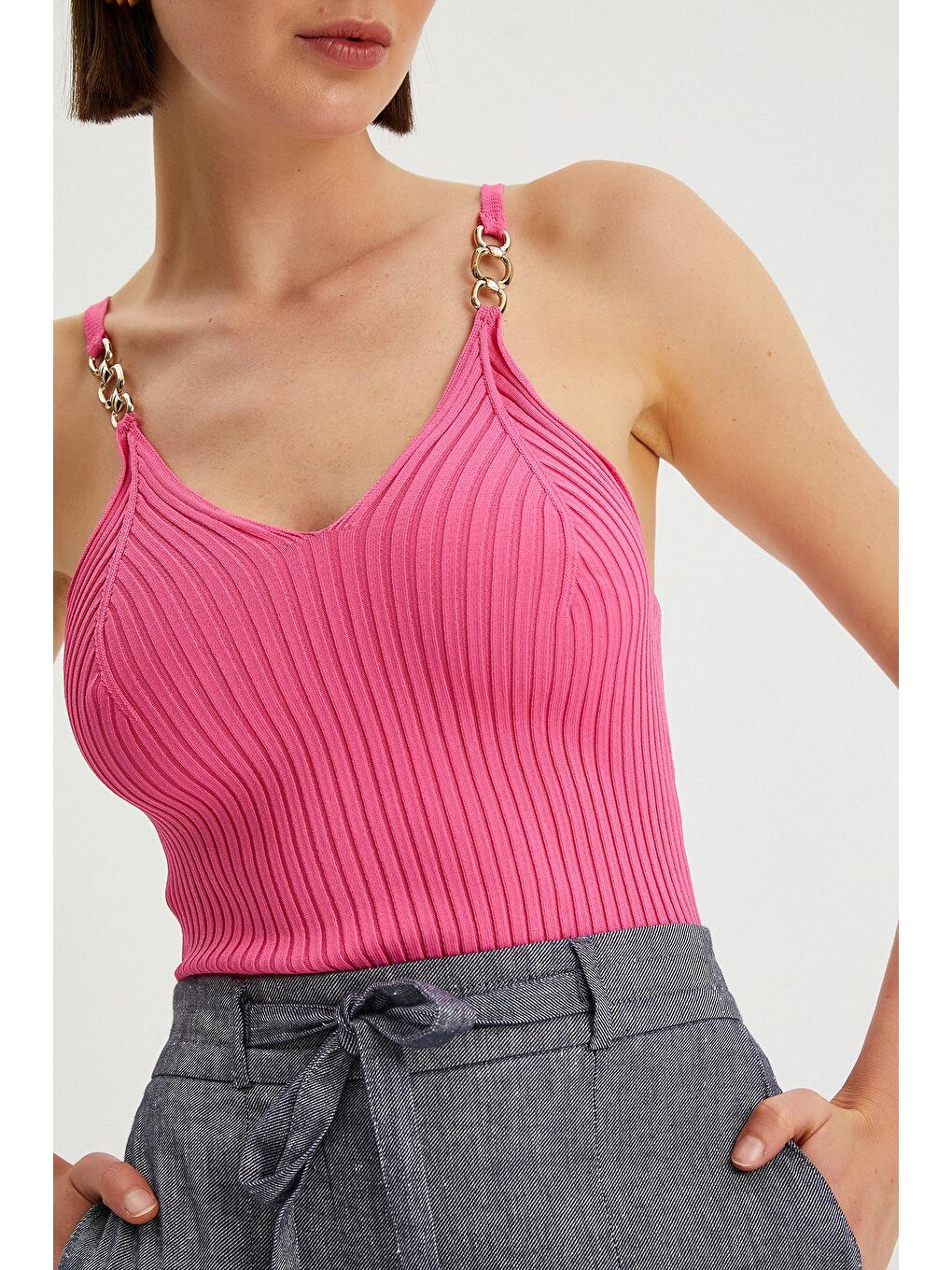 Fuşya Kadın Zincir Detaylı Askılı V Yaka Triko Bluz-4