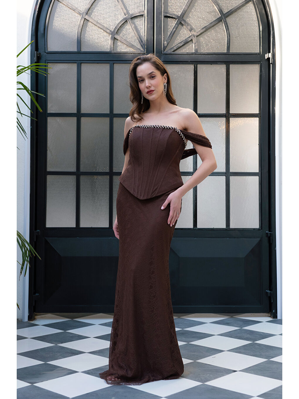 Kadın Kahverengi Kayık Yaka Taşlı Uzun Dantel Abiye Elbise