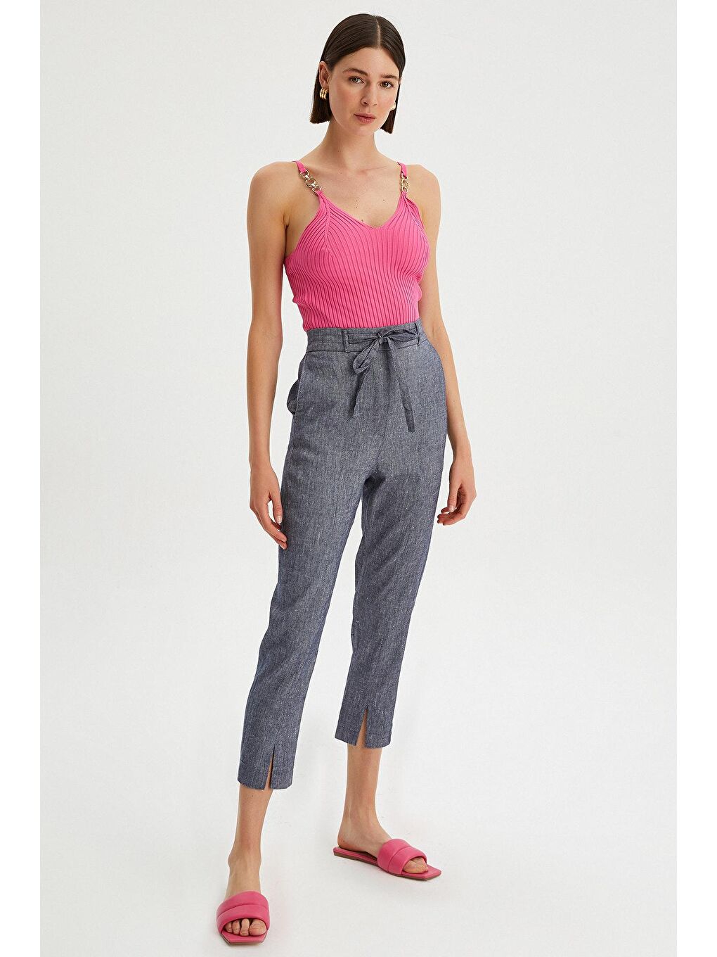 Fuşya Kadın Zincir Detaylı Askılı V Yaka Triko Bluz