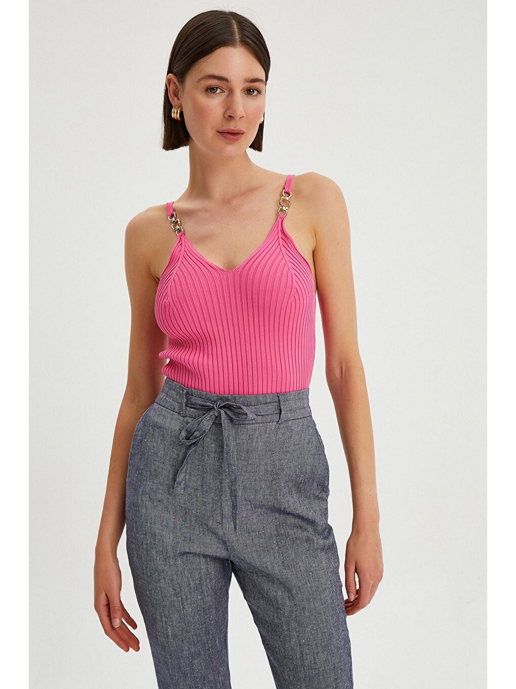 Fuşya Kadın Zincir Detaylı Askılı V Yaka Triko Bluz-1