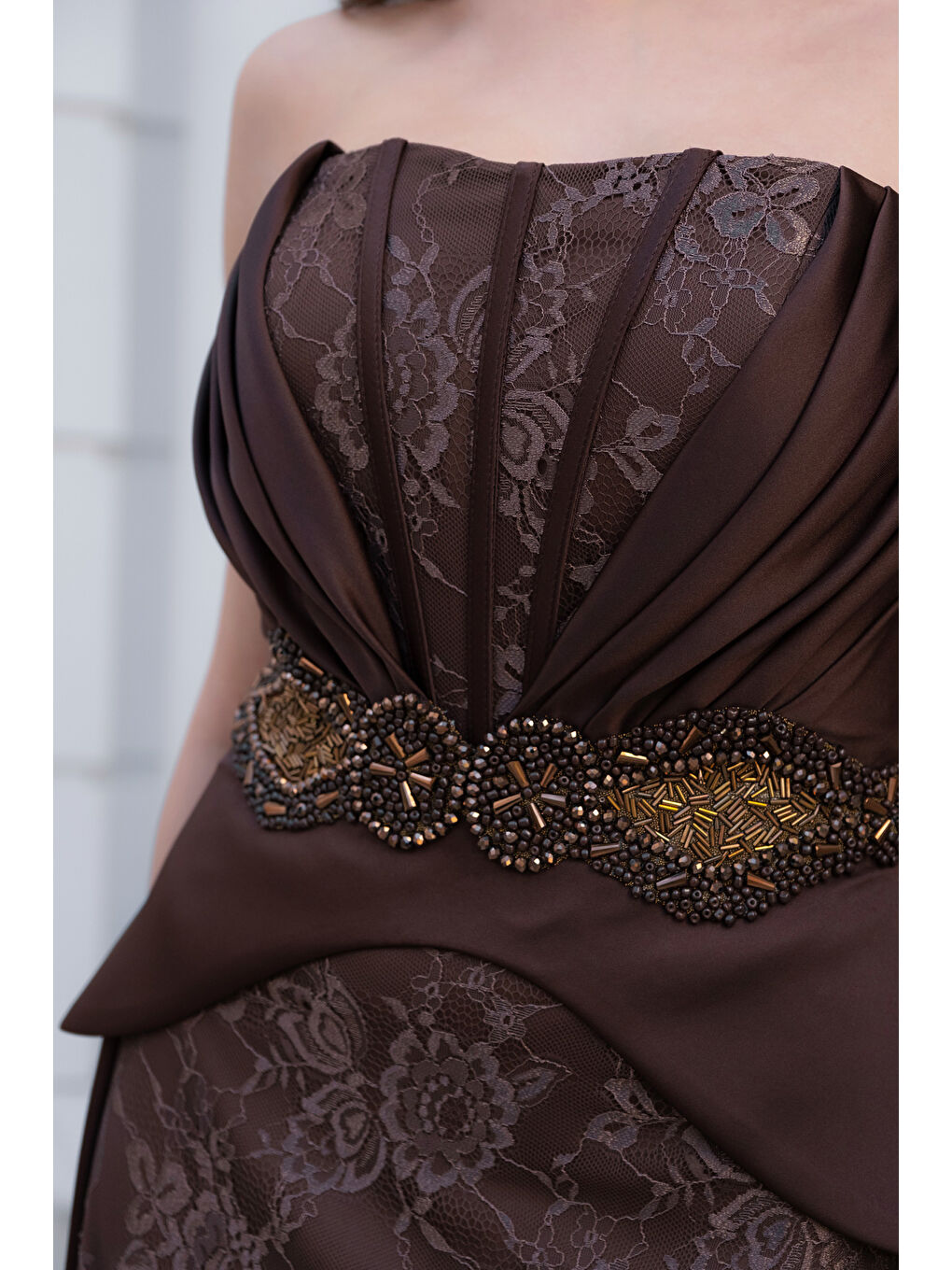 Kadın Kahverengi Straplez Yaka Dantel Detay Uzun Abiye Elbise-3