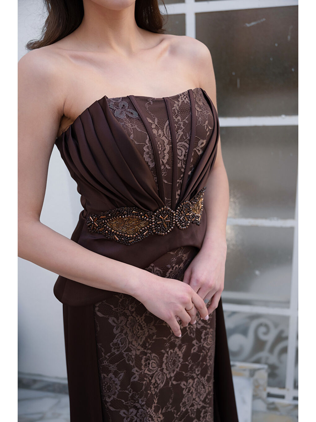 Kadın Kahverengi Straplez Yaka Dantel Detay Uzun Abiye Elbise-4