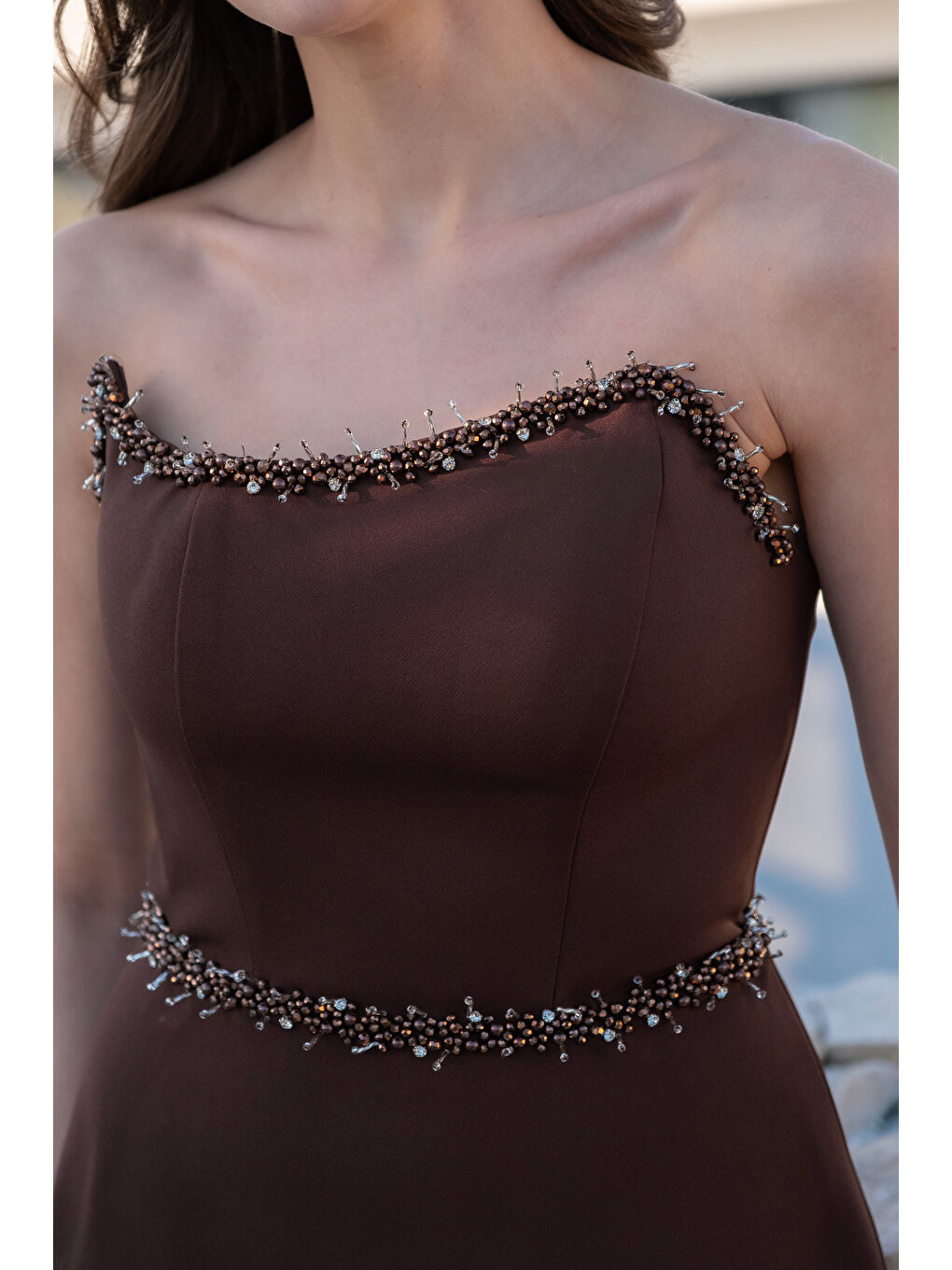 Kadın Kahverengi Straplez Yaka Taşlı Piliseli Uzun Abiye Elbise-2