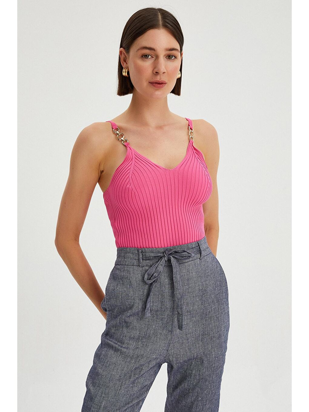 Fuşya Kadın Zincir Detaylı Askılı V Yaka Triko Bluz-2