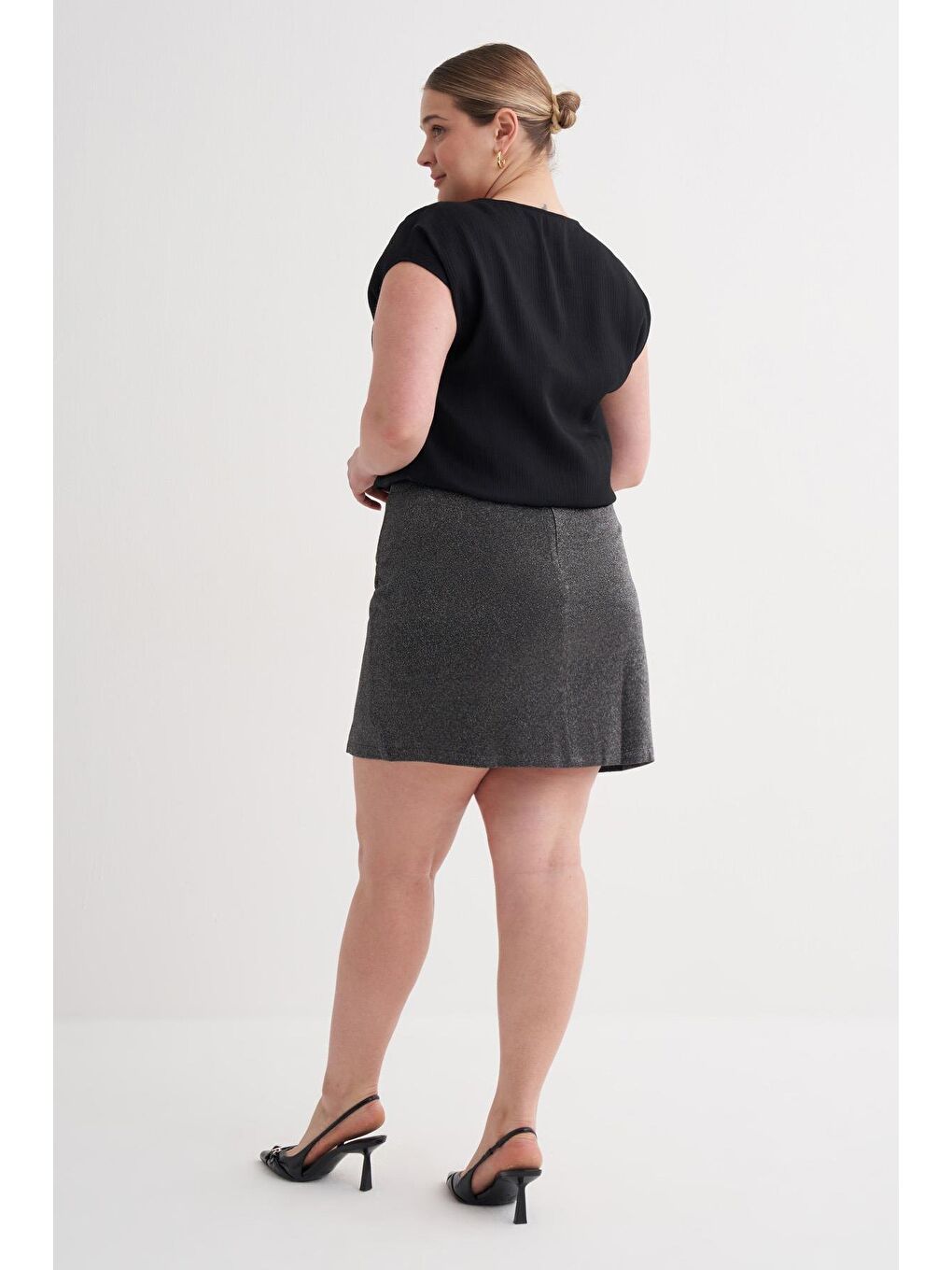 Siyah Simli Yırtmaçlı Mini Etek-3