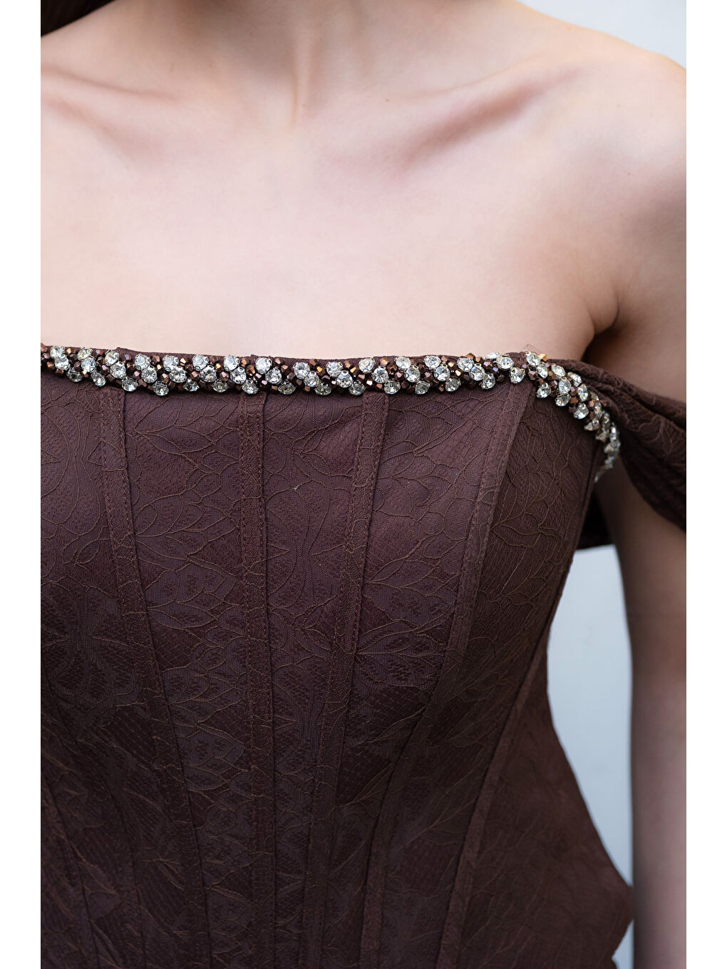 Kadın Kahverengi Kayık Yaka Taşlı Uzun Dantel Abiye Elbise-3