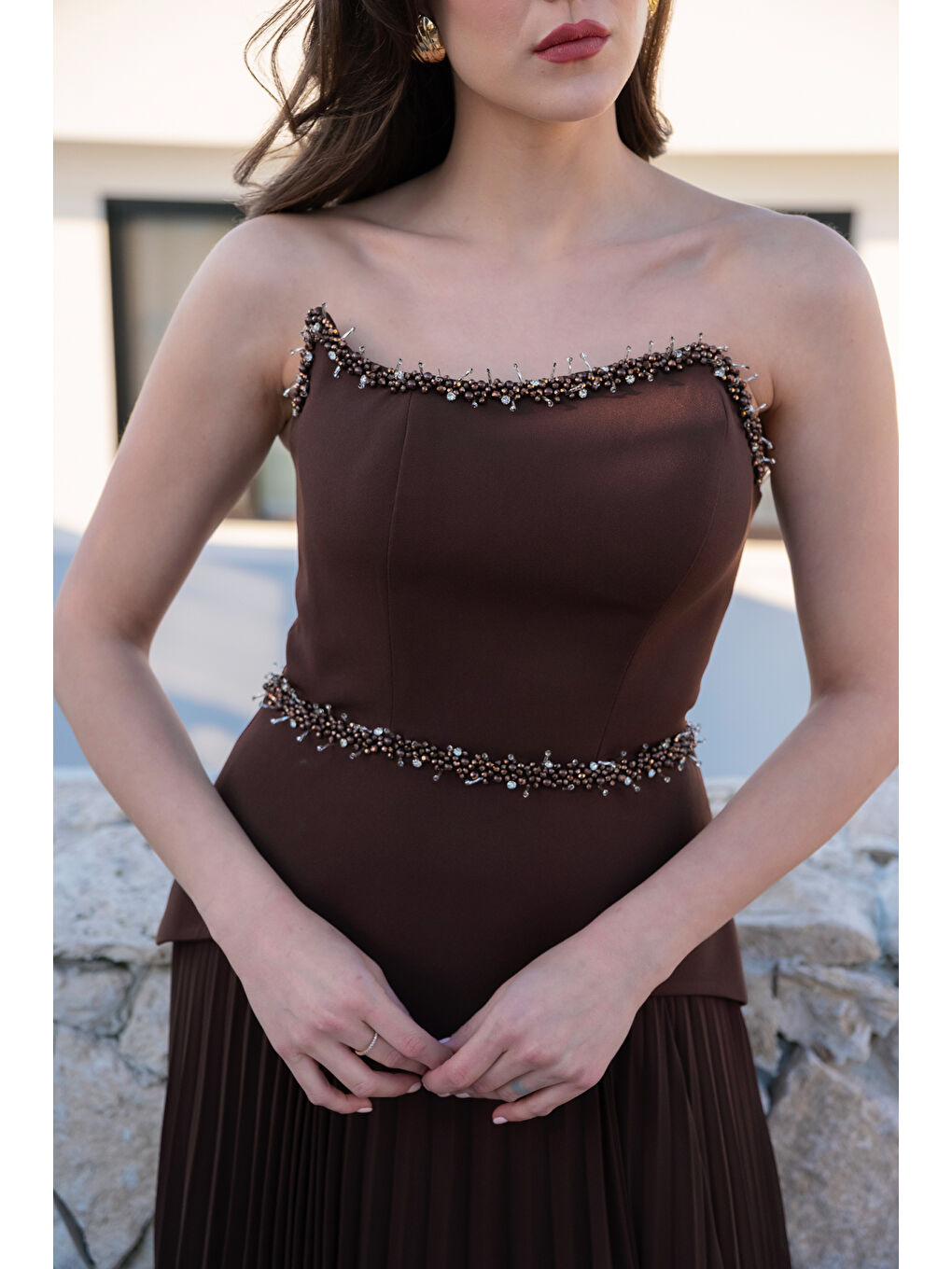 Kadın Kahverengi Straplez Yaka Taşlı Piliseli Uzun Abiye Elbise-4