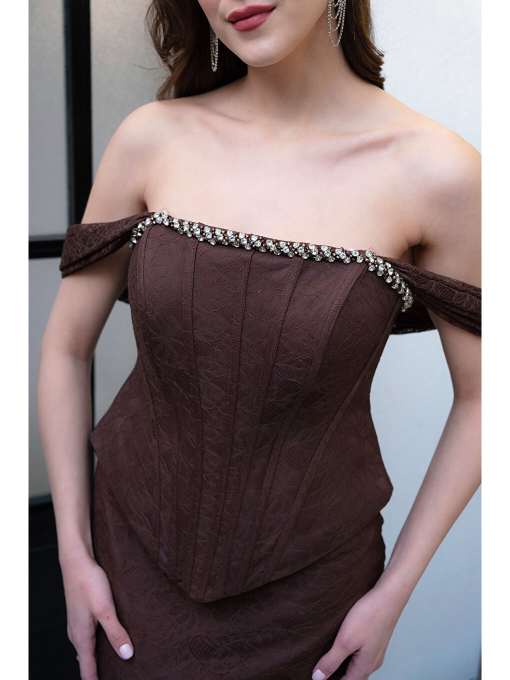 Kadın Kahverengi Kayık Yaka Taşlı Uzun Dantel Abiye Elbise-4