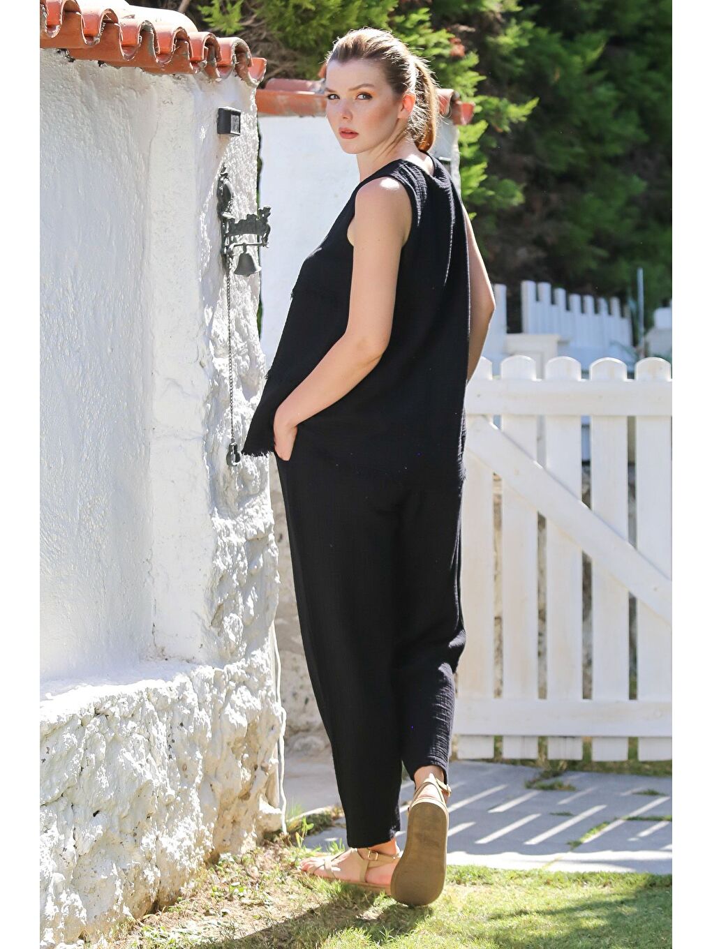 Siyah Yuvarlak Yaka Kolsuz Cepli Pis Dikişli Lastikli Bel Dar Paça Müslin Dokuma Takım 65-100 55-63-7