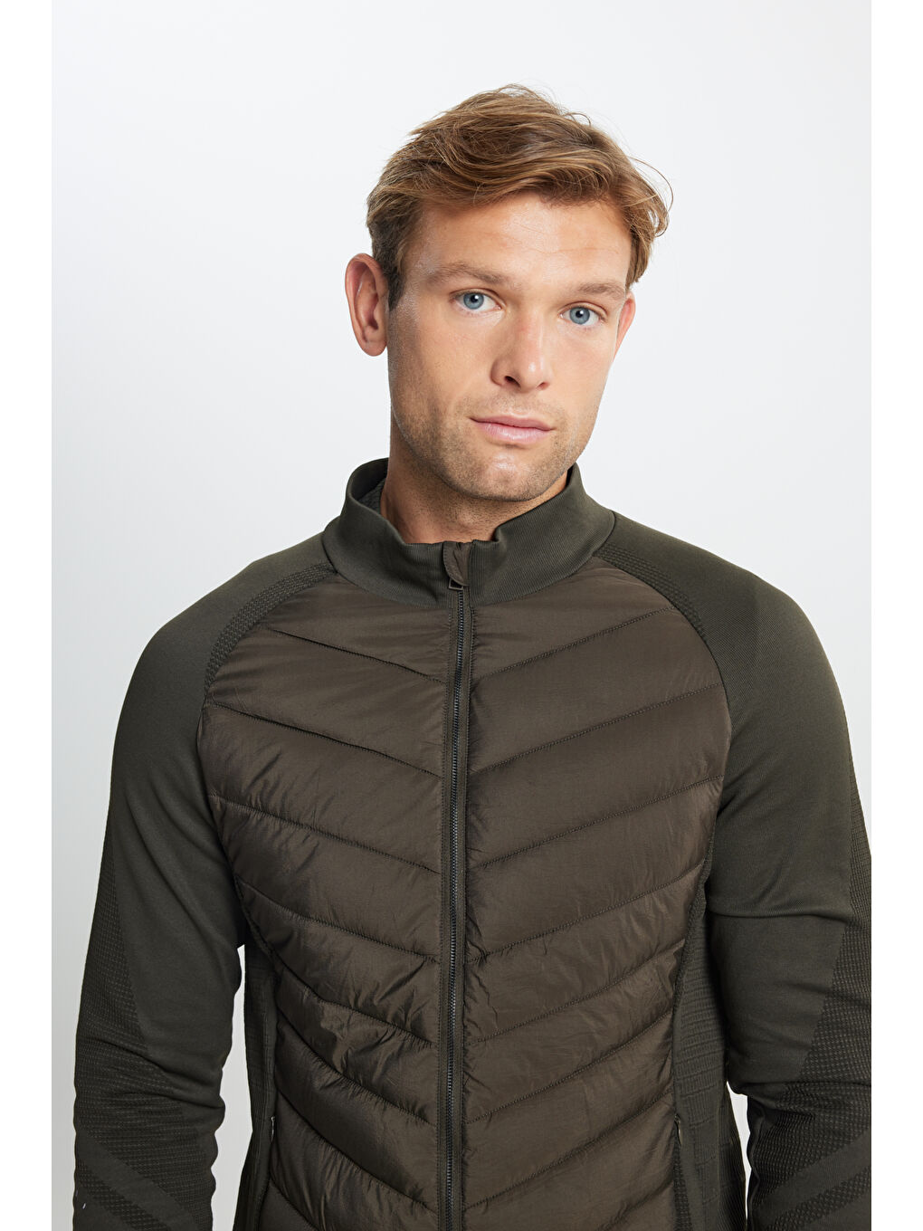 Erkek Yeşil Standart Fit Normal Kesim Dik Yaka Fermuarlı Yan Cepli Desenli Kapitone Mont-4