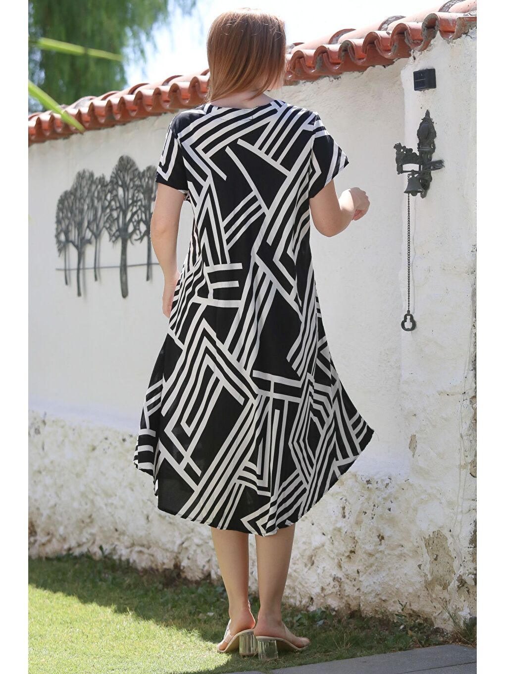 Siyah-Beyaz V Yaka Kısa Kol Desenli Casual Viskon Dokuma Elbise 120 65-1