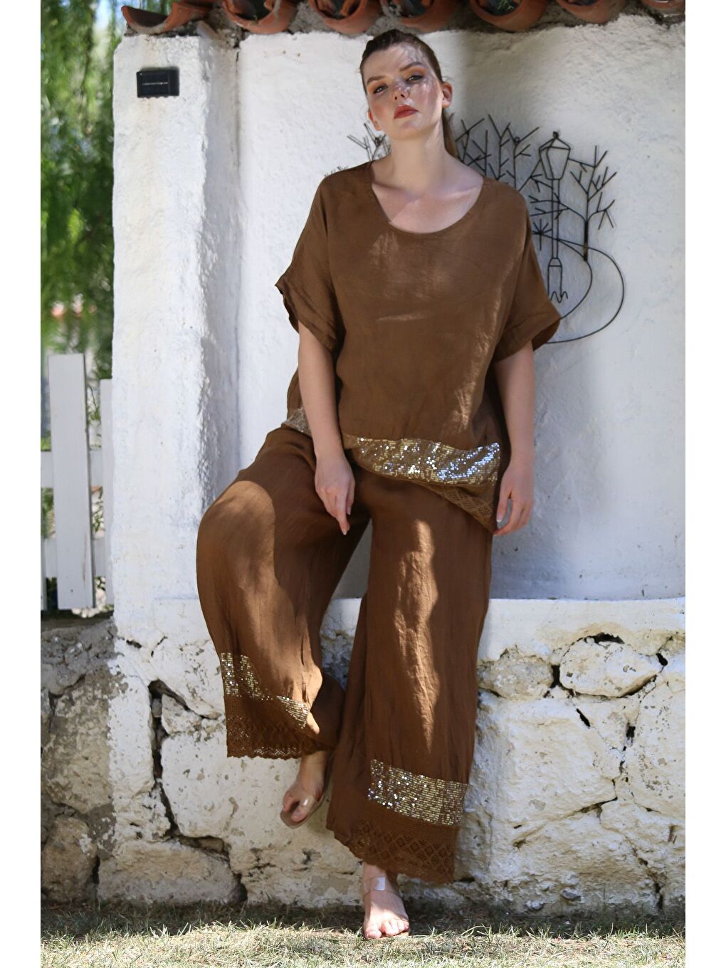 Kahverengi İtalyan Tarçın Rengi Havuz Yaka Düşük Kol Cepli Pul Payet Dantelli Keten Dokuma Takım 73-100 70-68