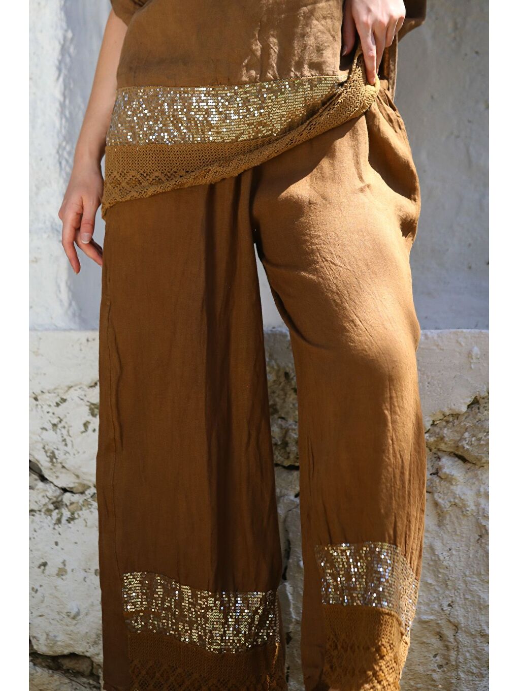 Kahverengi İtalyan Tarçın Rengi Havuz Yaka Düşük Kol Cepli Pul Payet Dantelli Keten Dokuma Takım 73-100 70-68-2