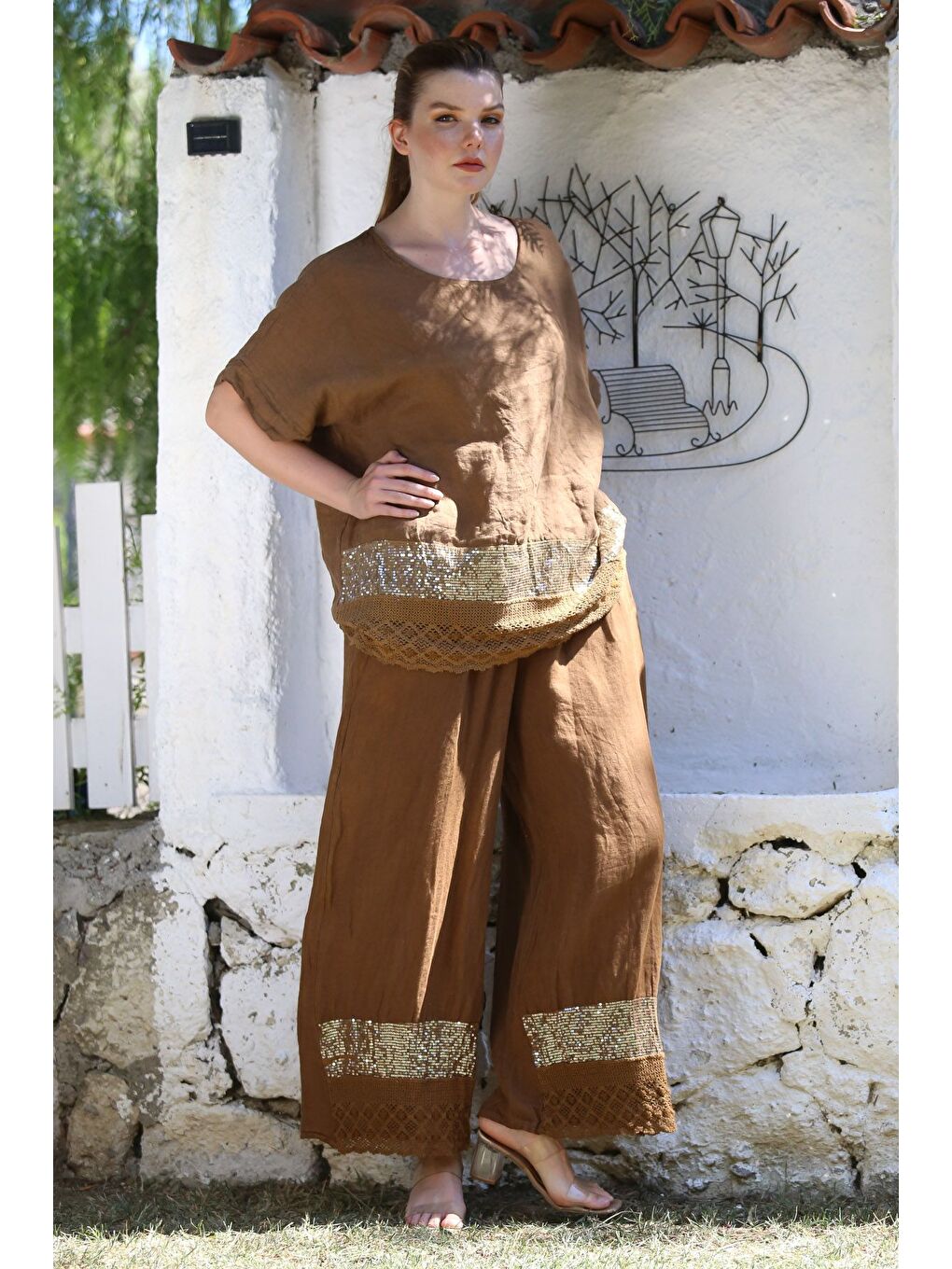 Kahverengi İtalyan Tarçın Rengi Havuz Yaka Düşük Kol Cepli Pul Payet Dantelli Keten Dokuma Takım 73-100 70-68-6