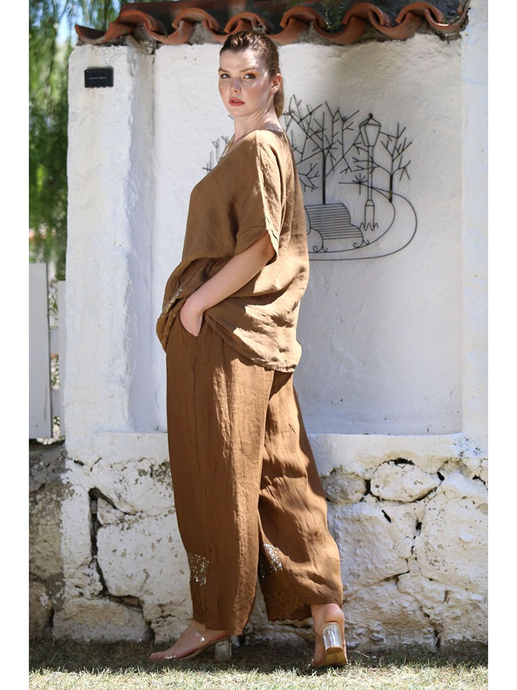 Kahverengi İtalyan Tarçın Rengi Havuz Yaka Düşük Kol Cepli Pul Payet Dantelli Keten Dokuma Takım 73-100 70-68-7