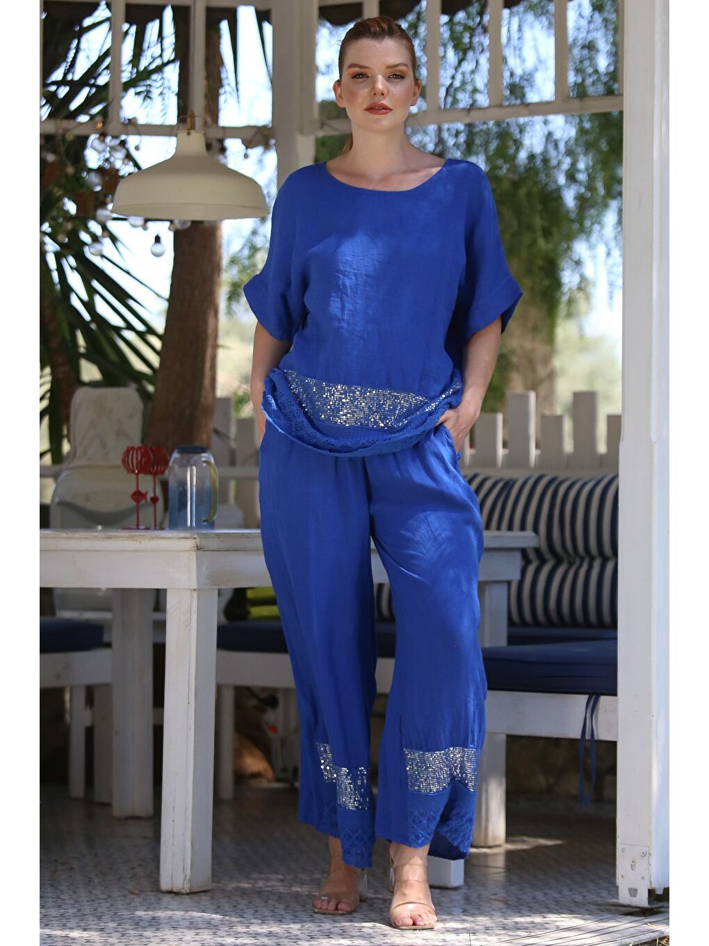 İtalyan Saks Mavisi Havuz Yaka Düşük Kol Cepli Pul Payet Dantelli Keten Dokuma Takım 73-100 70-68