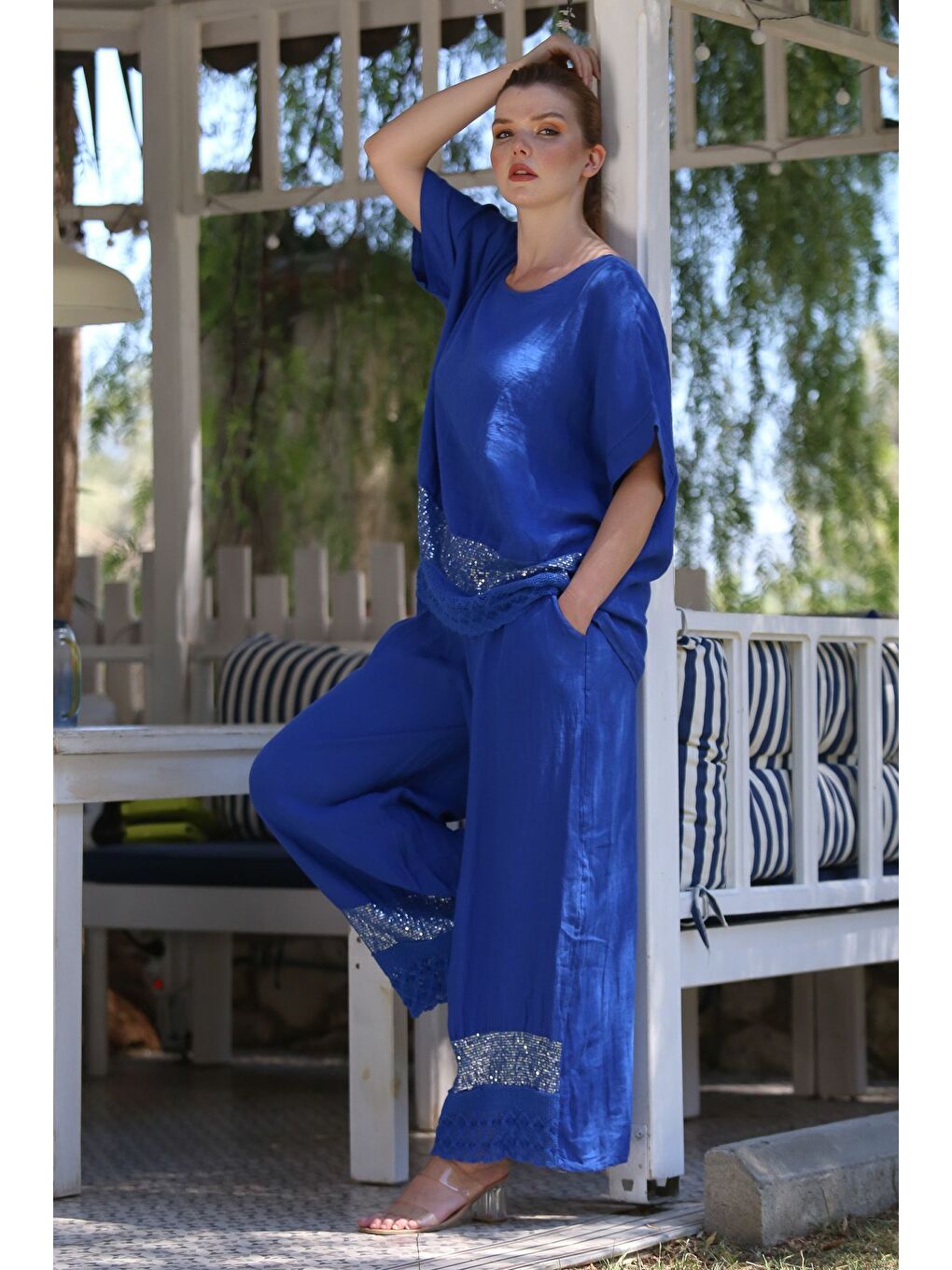 İtalyan Saks Mavisi Havuz Yaka Düşük Kol Cepli Pul Payet Dantelli Keten Dokuma Takım 73-100 70-68-3