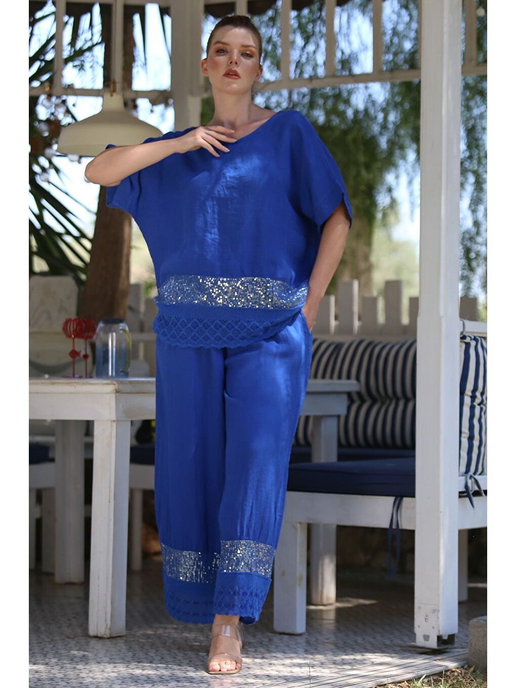 İtalyan Saks Mavisi Havuz Yaka Düşük Kol Cepli Pul Payet Dantelli Keten Dokuma Takım 73-100 70-68-6