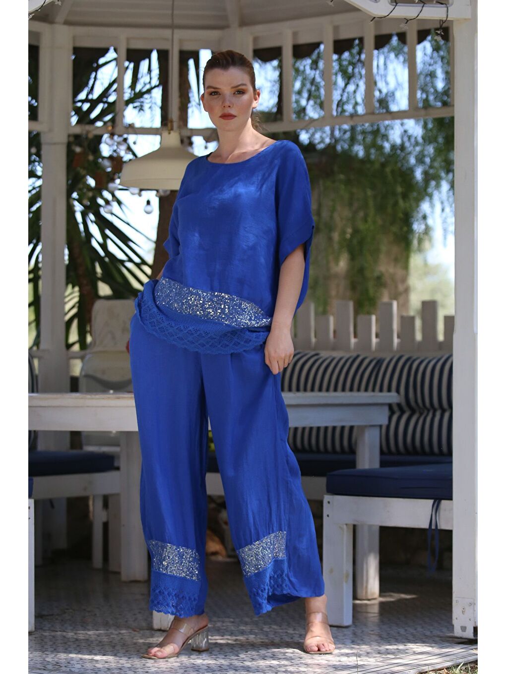 İtalyan Saks Mavisi Havuz Yaka Düşük Kol Cepli Pul Payet Dantelli Keten Dokuma Takım 73-100 70-68-7