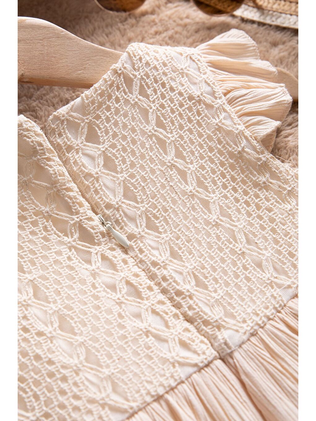 Ekru Krem Kolları Fırfırlı Dantel İşlemeli Kız Bebek Elbise 22665-4