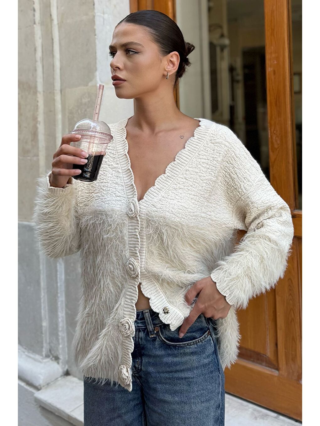 Ekru Gül Detaylı Sakallı Kadın Triko Hırka