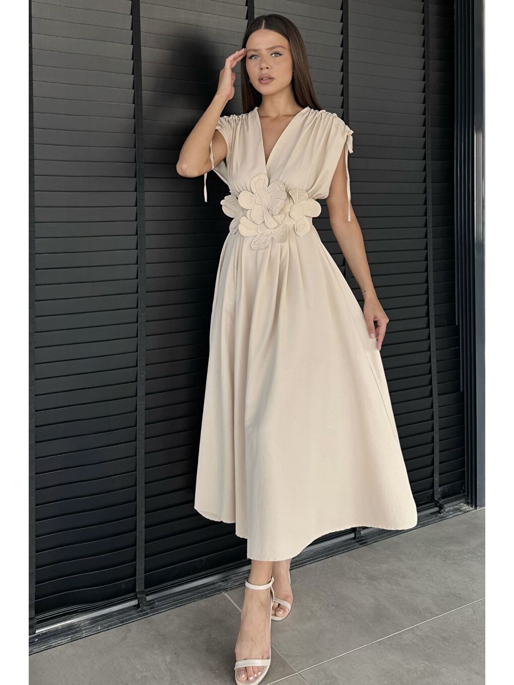 Bej Papatya Aplikeli Kruvaze Elbise