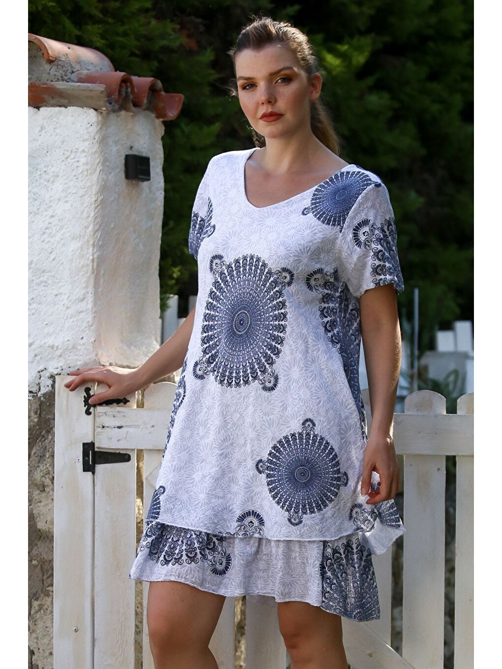 İtalyan Beyaz V Yaka Kısa Kol Mandala Desenli Astarlı Casual Keten Görünümlü Dokuma Elbise 95 65-3