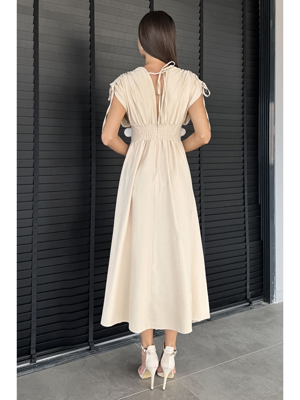 Bej Papatya Aplikeli Kruvaze Elbise-3