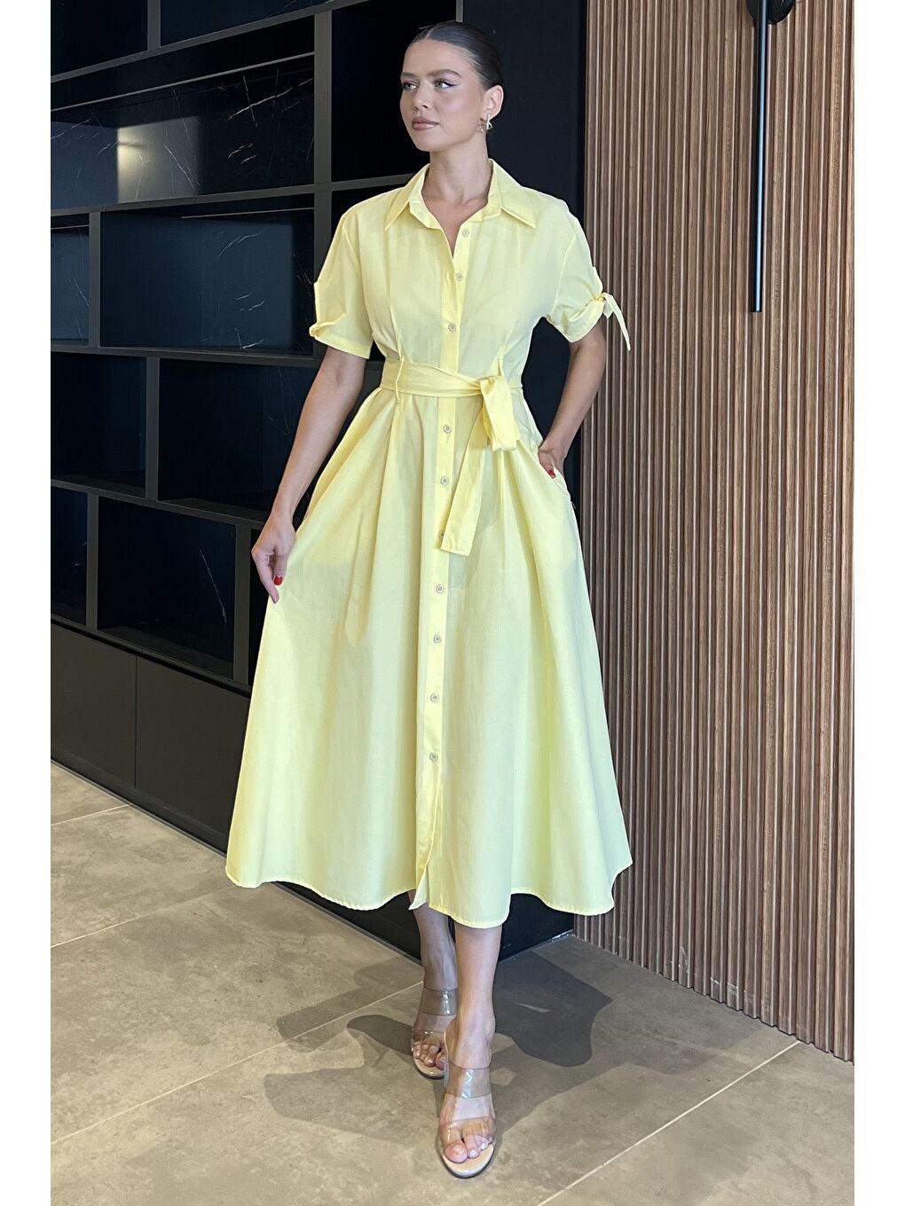 Sarı Düğmeli Ve Pileli Kısa Kol Uzun Elbise