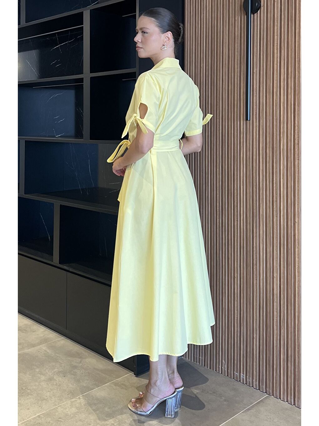 Sarı Düğmeli Ve Pileli Kısa Kol Uzun Elbise-2