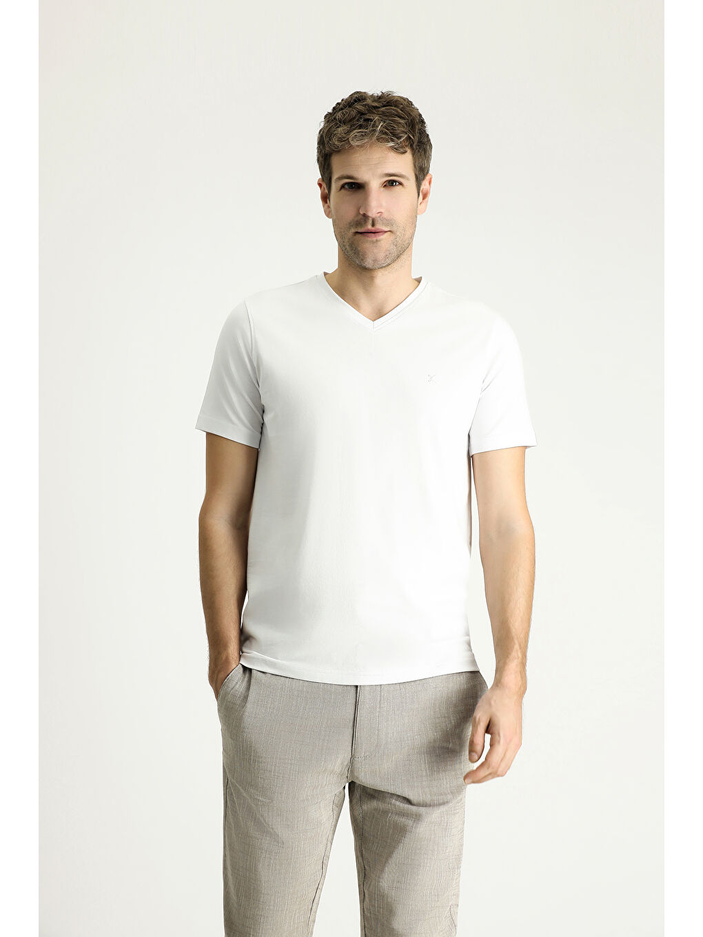 Beyaz V Yaka Slim Fit Dar Kesim Süprem Pamuklu Tişört-2