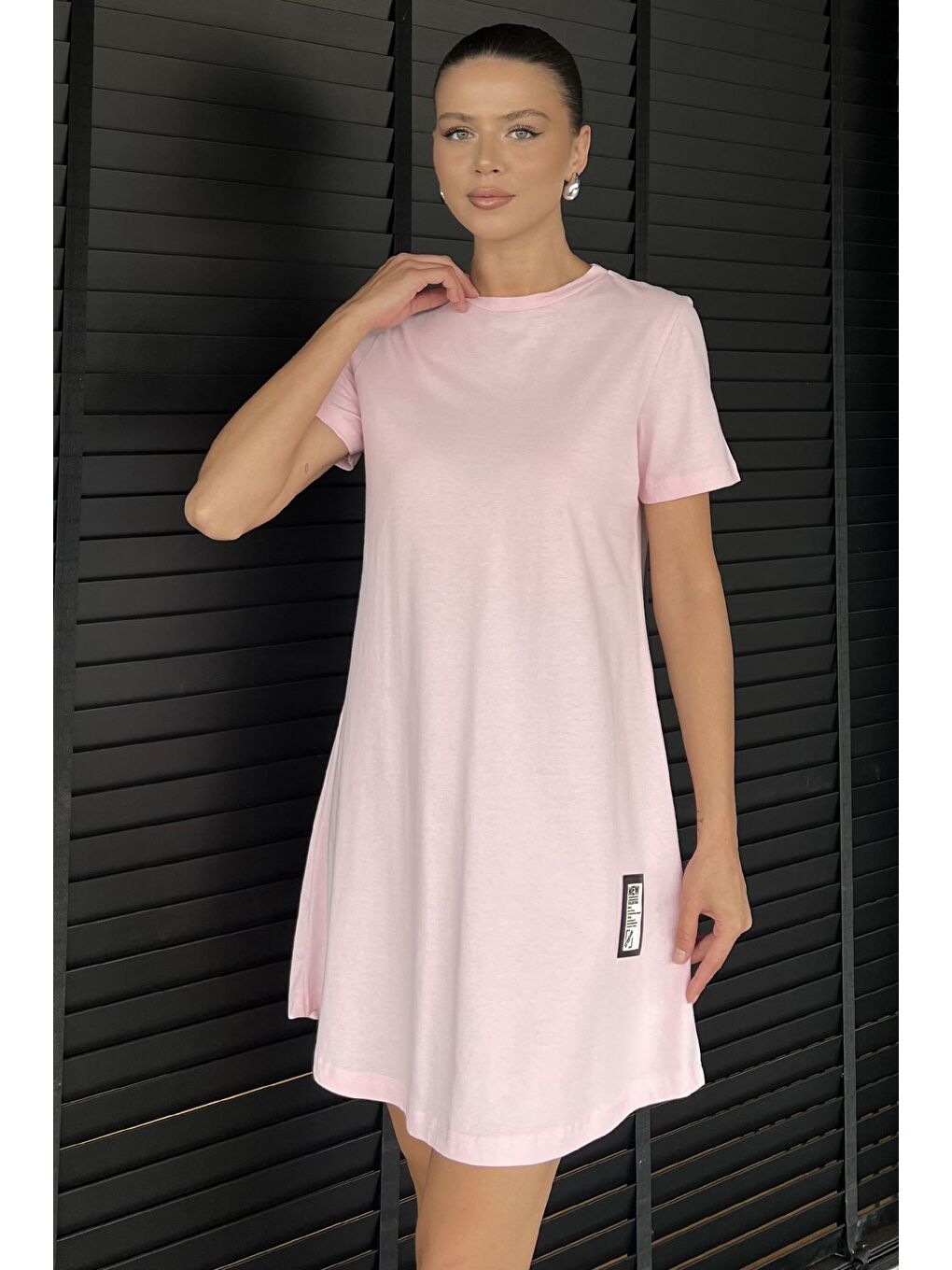 Pembe Kadın Bisiklet Yaka Arma Detaylı T-shirt Elbise