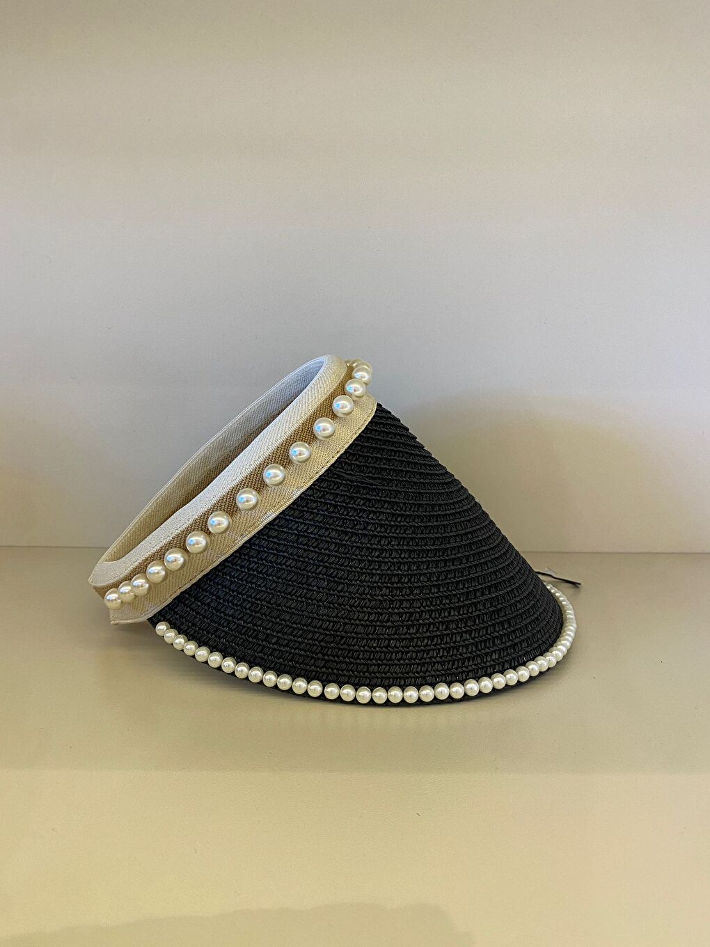 Siyah İnci Detaylı Hasır Güneş Şapkası İnce Örgü Tasarım Toka Detaylı Aksesuar HSR2088-1