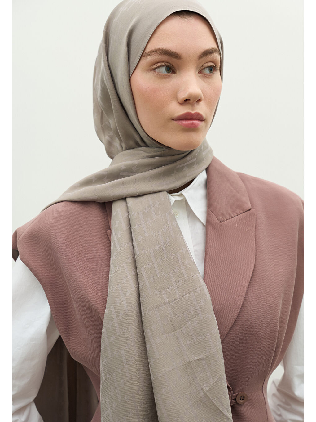 Gri MONOGRAM PAMUK FLOŞ JAKARLI ŞAL GÜMÜŞ-1