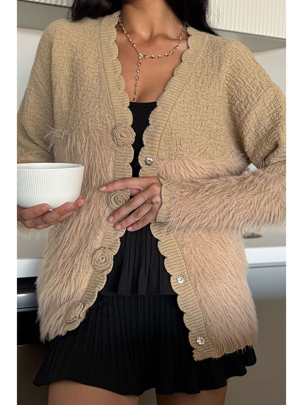 Bej Gül Detaylı Sakallı Kadın Triko Hırka