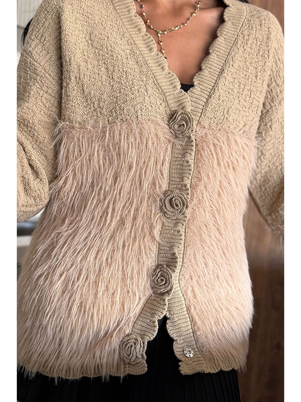 Bej Gül Detaylı Sakallı Kadın Triko Hırka-1