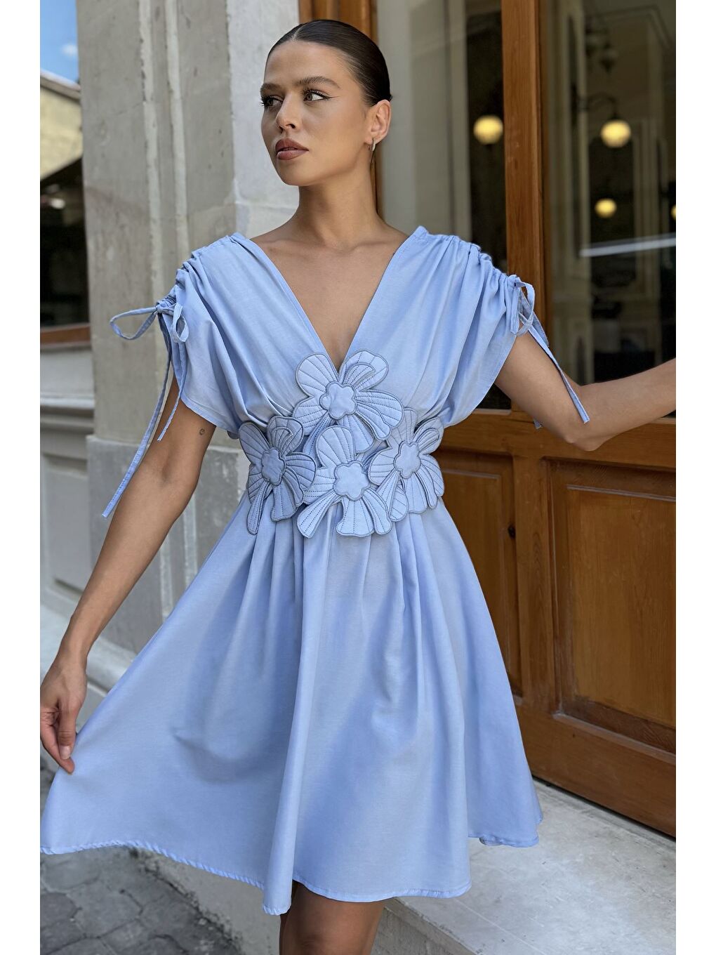 Mavi Papatya Aplikeli Kısa Elbise