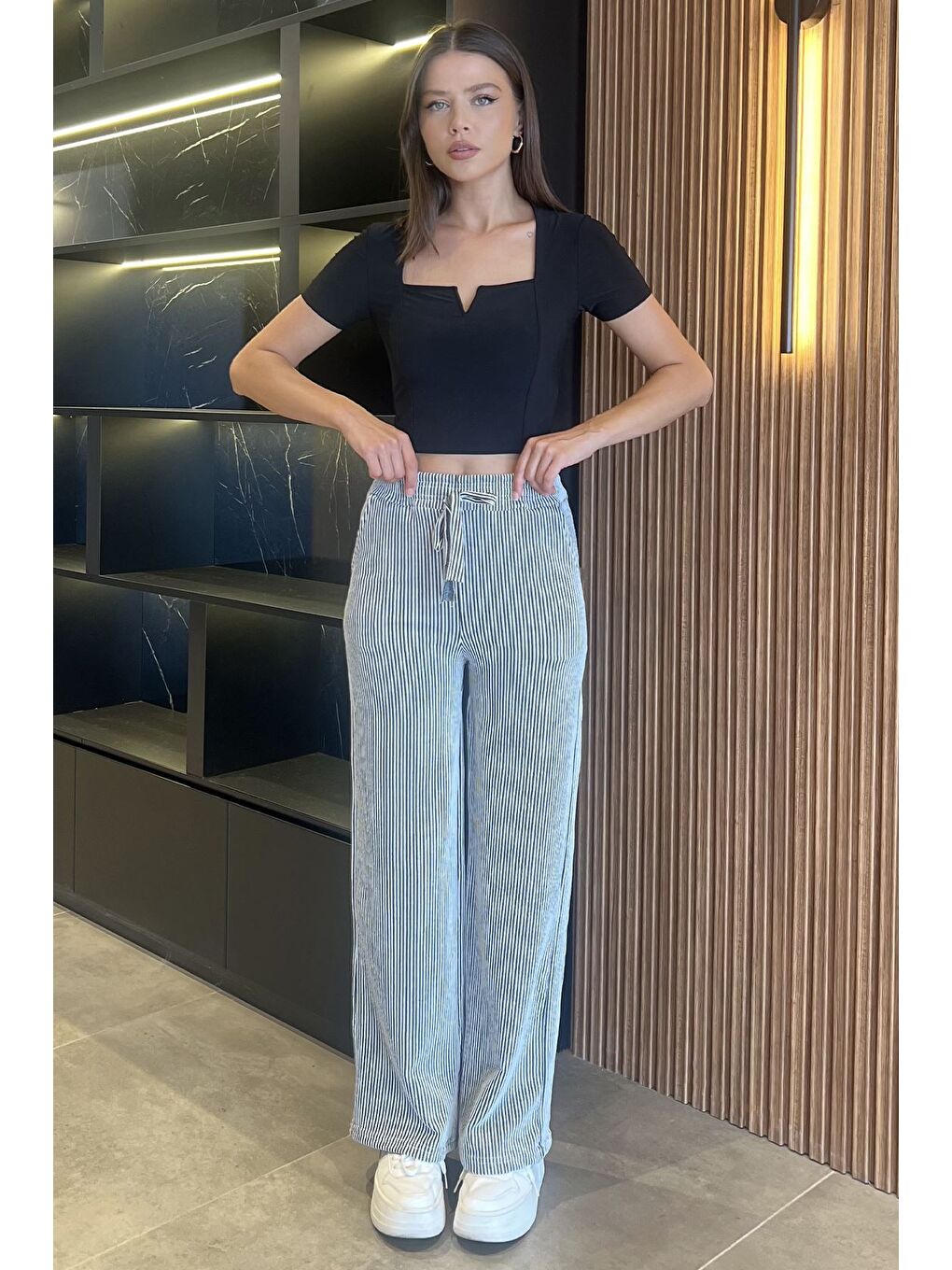 Siyah Kadın Yüksek Bel Çizgi Desenli Su Yolu Palazzo Pantolon-1