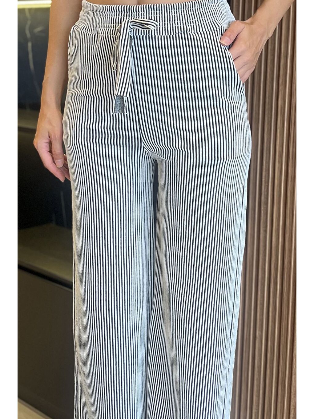 Siyah Kadın Yüksek Bel Çizgi Desenli Su Yolu Palazzo Pantolon-3